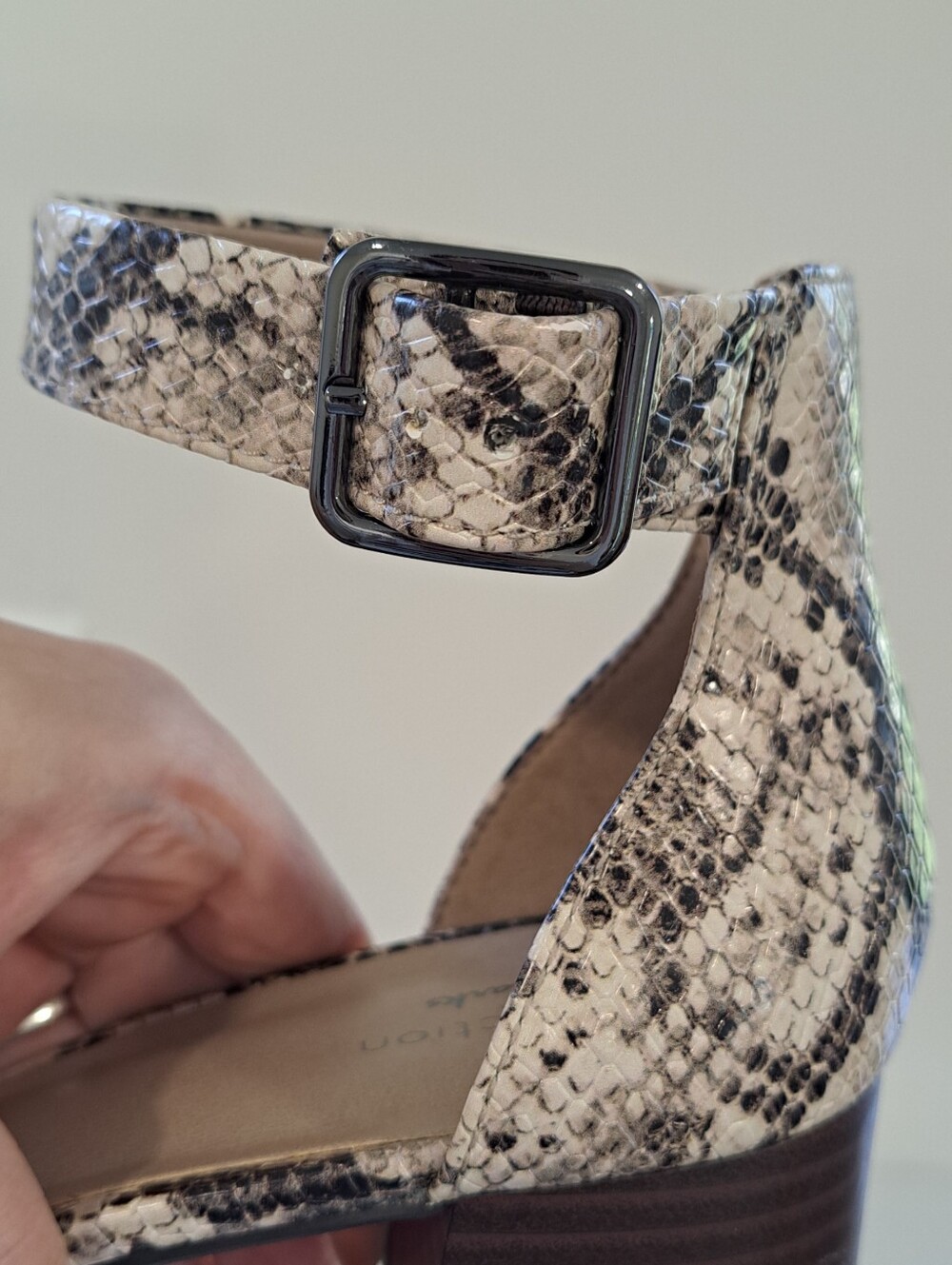 Clarks Ultimate Comfort Snakeskin Mobwife Classic Boho Block Heel Sandals 9.5. - Picture 9 of 10